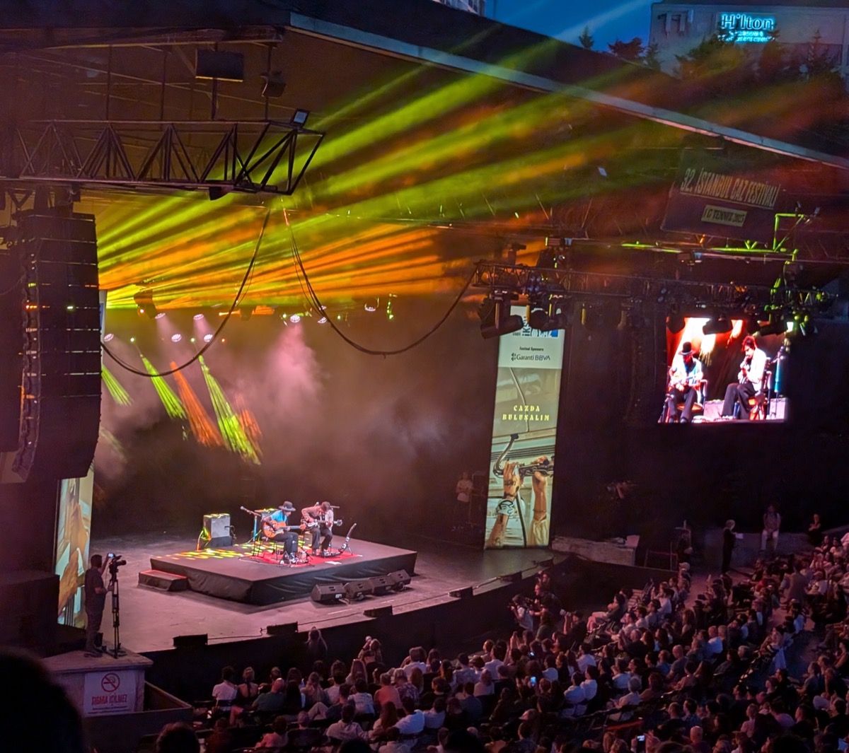 <# overview of the audience and the stage #>