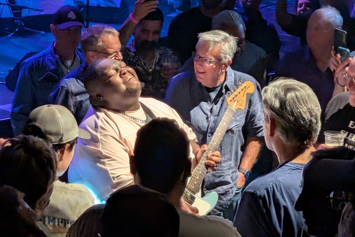 <# Kingfish plays guitar in the middle of the crowd #>