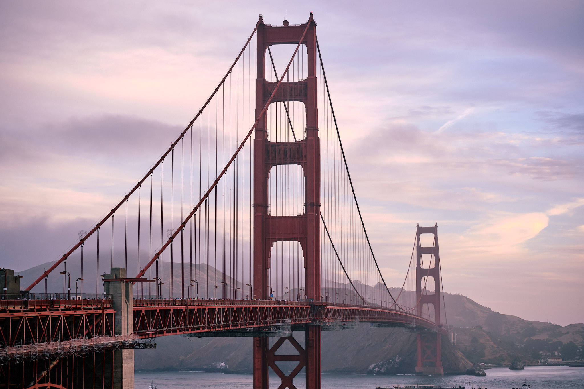 &lt;# Sunrise at the Golden Gate Bridge #&gt;