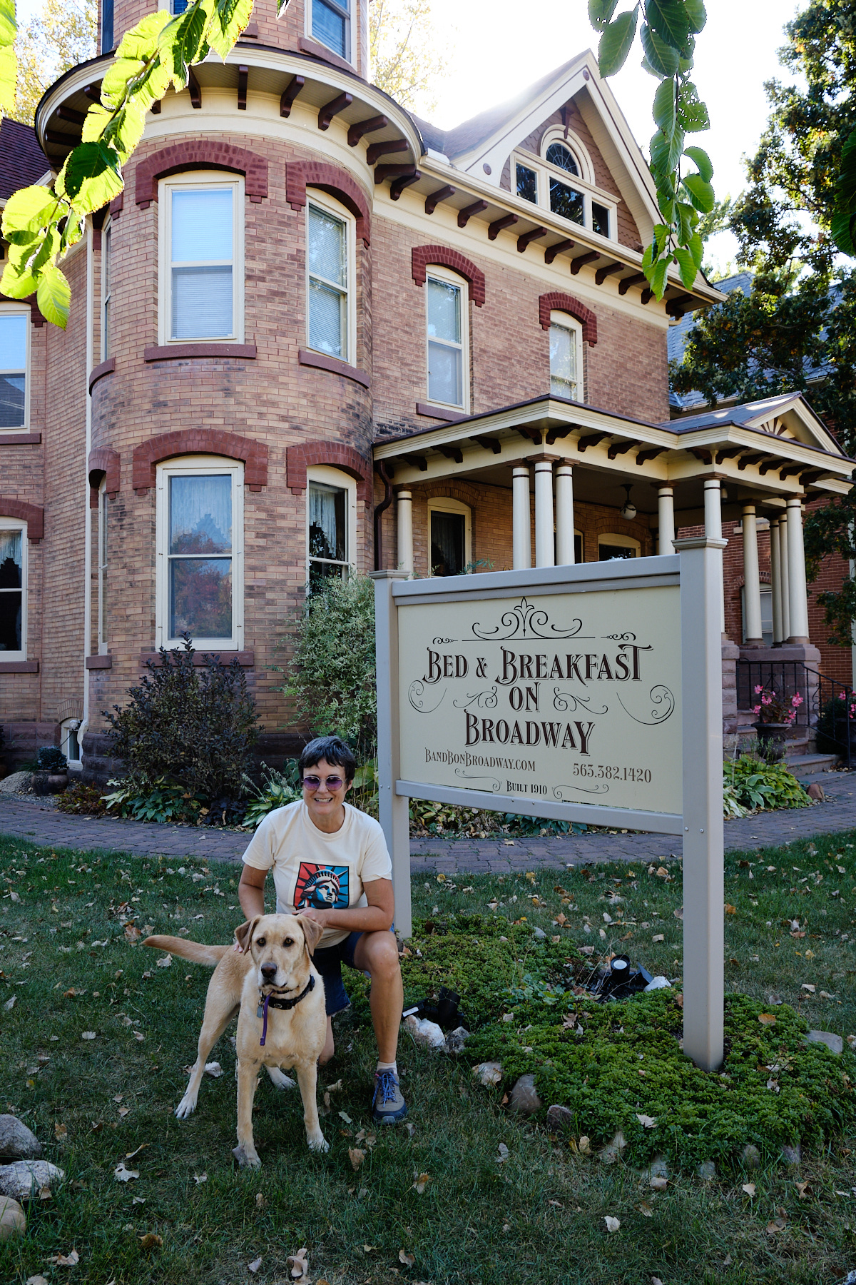 <# Melissa and her dog in front of the B&B #>