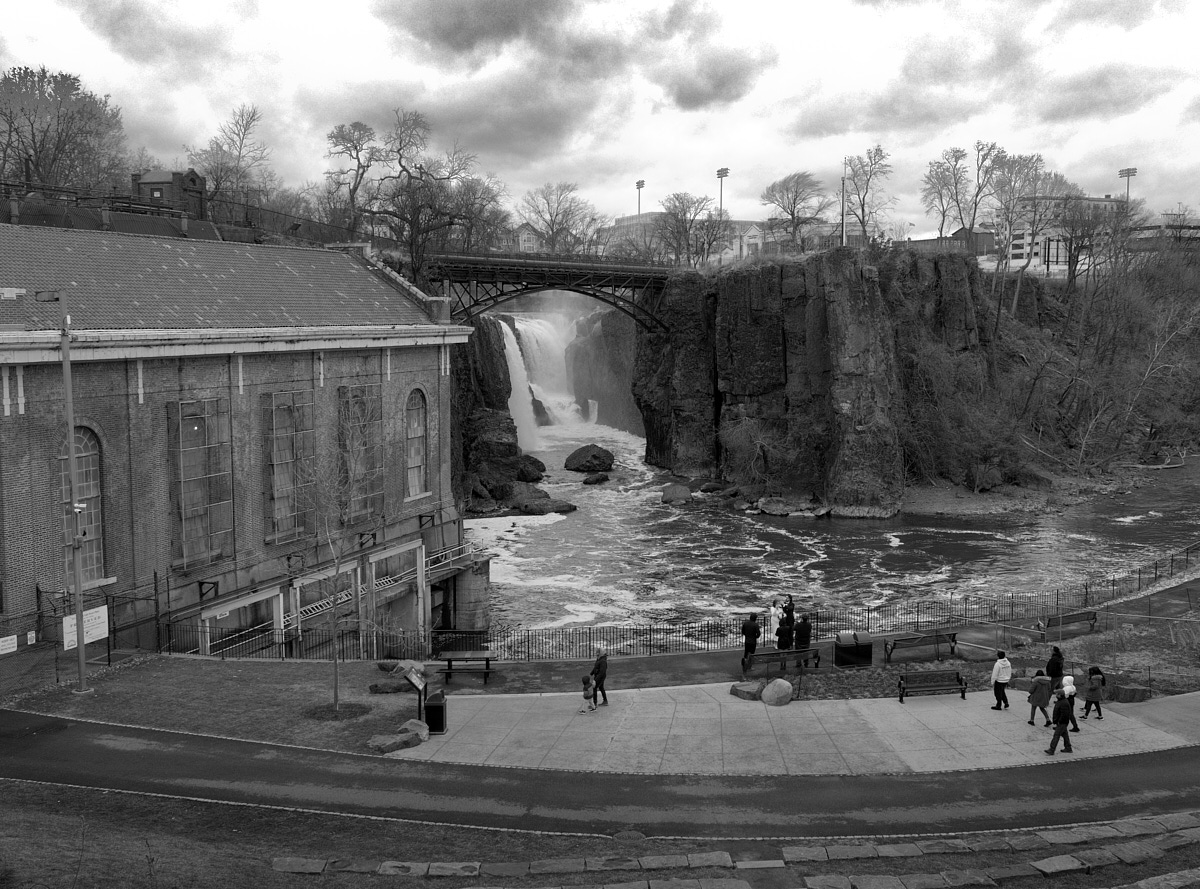 <# Wide view of the falls  #>