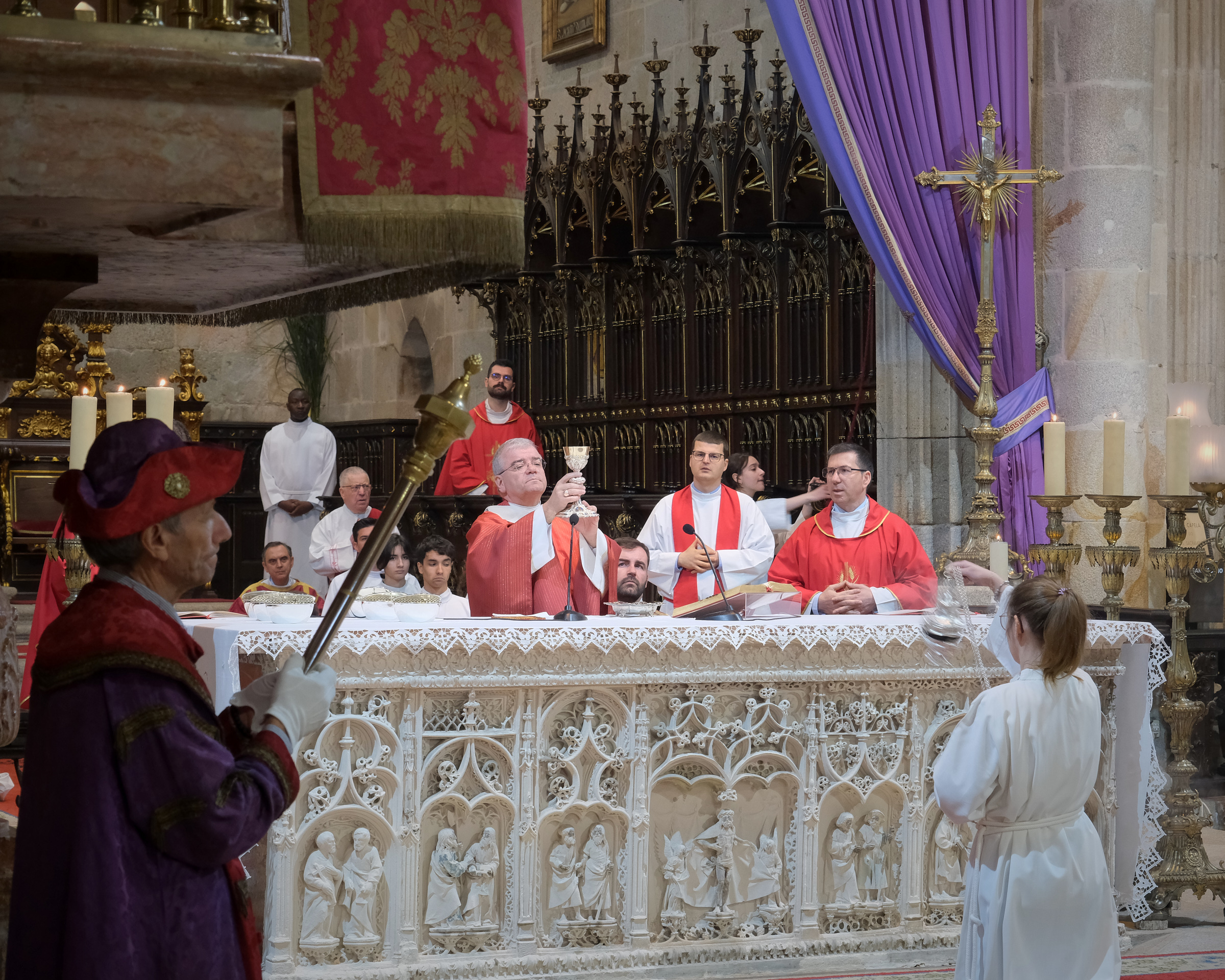 <# Priest celebrates mass #>